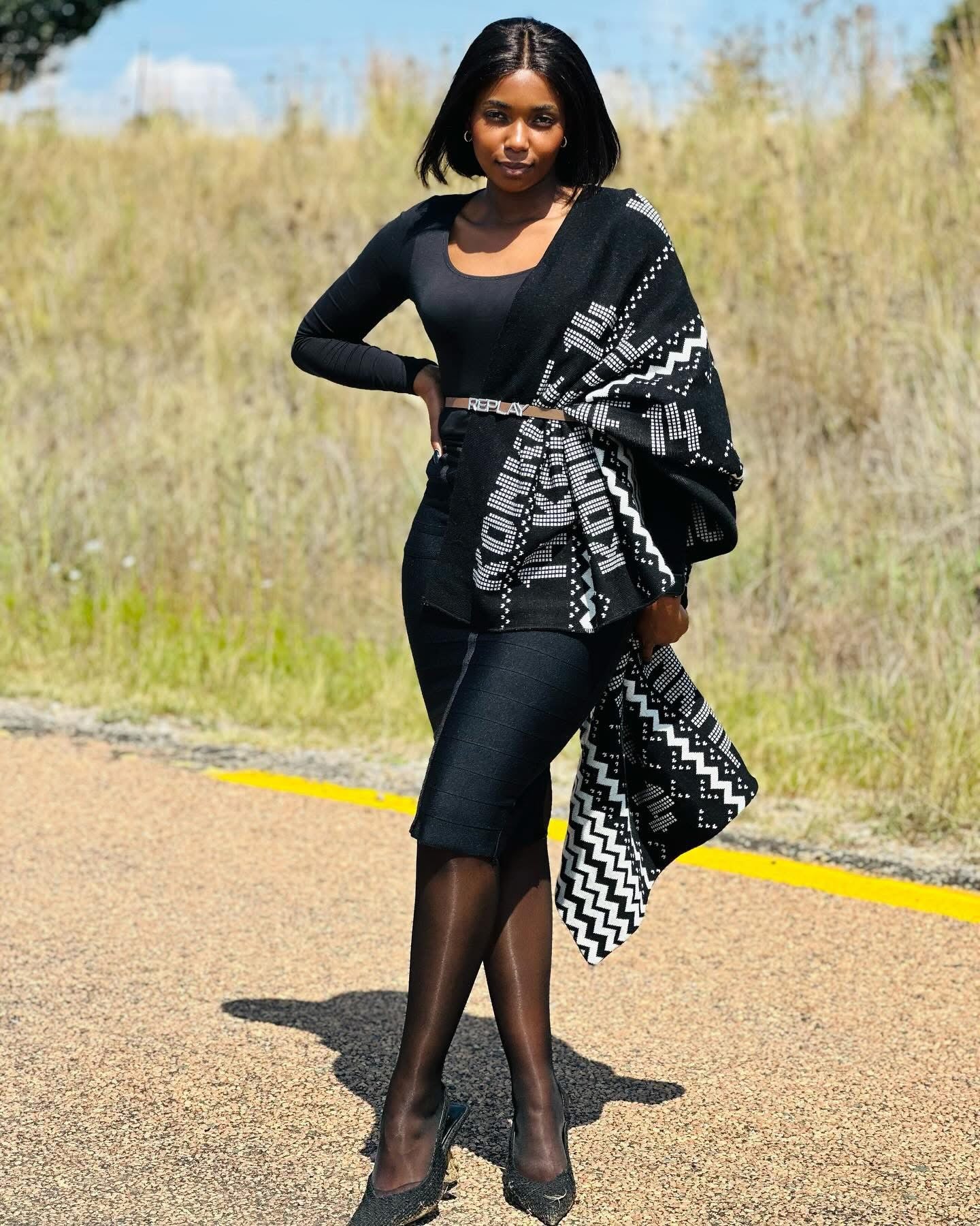 Konkhe kuhamba kahle unisex shawl Black & white