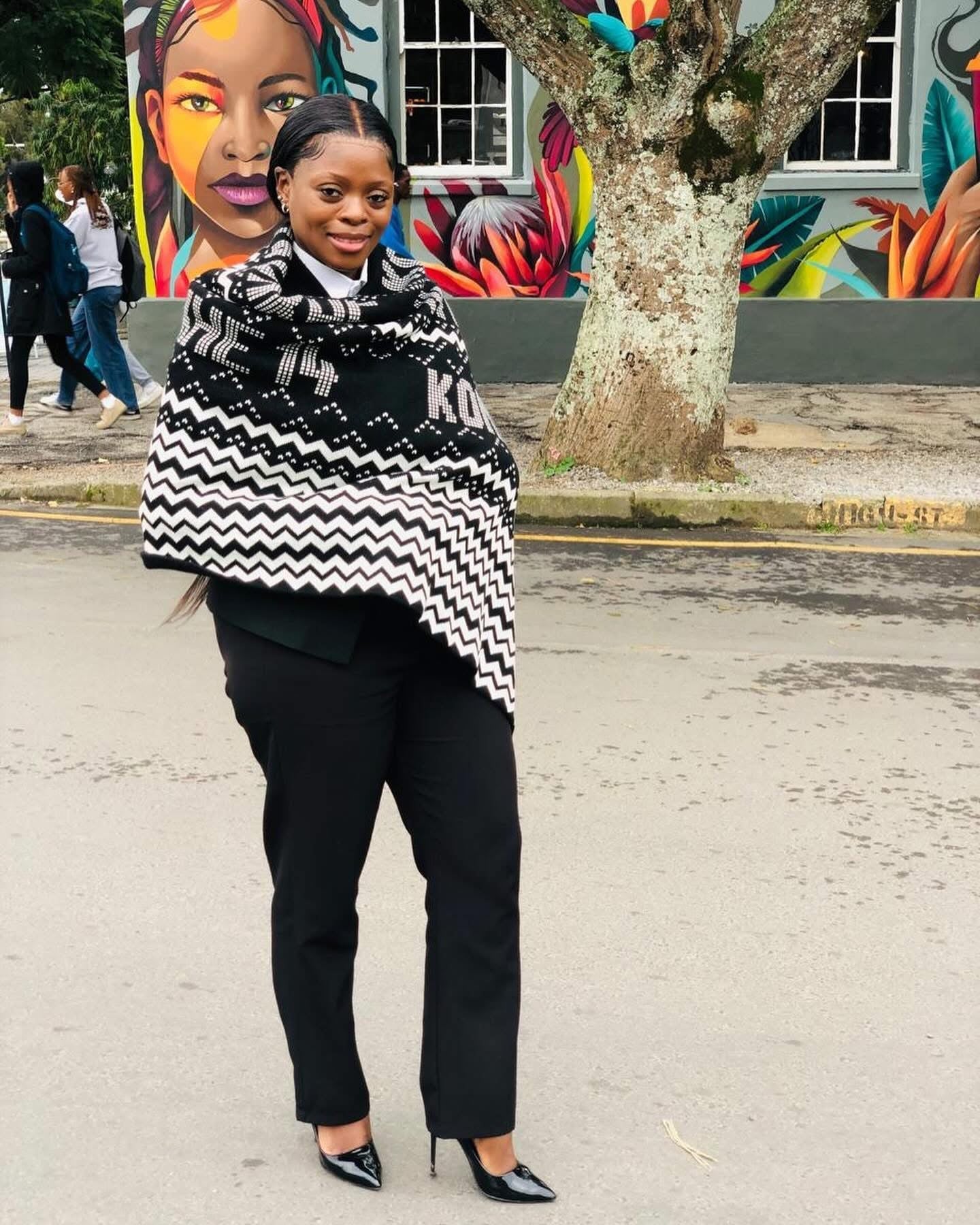 Konkhe kuhamba kahle unisex shawl Black & white