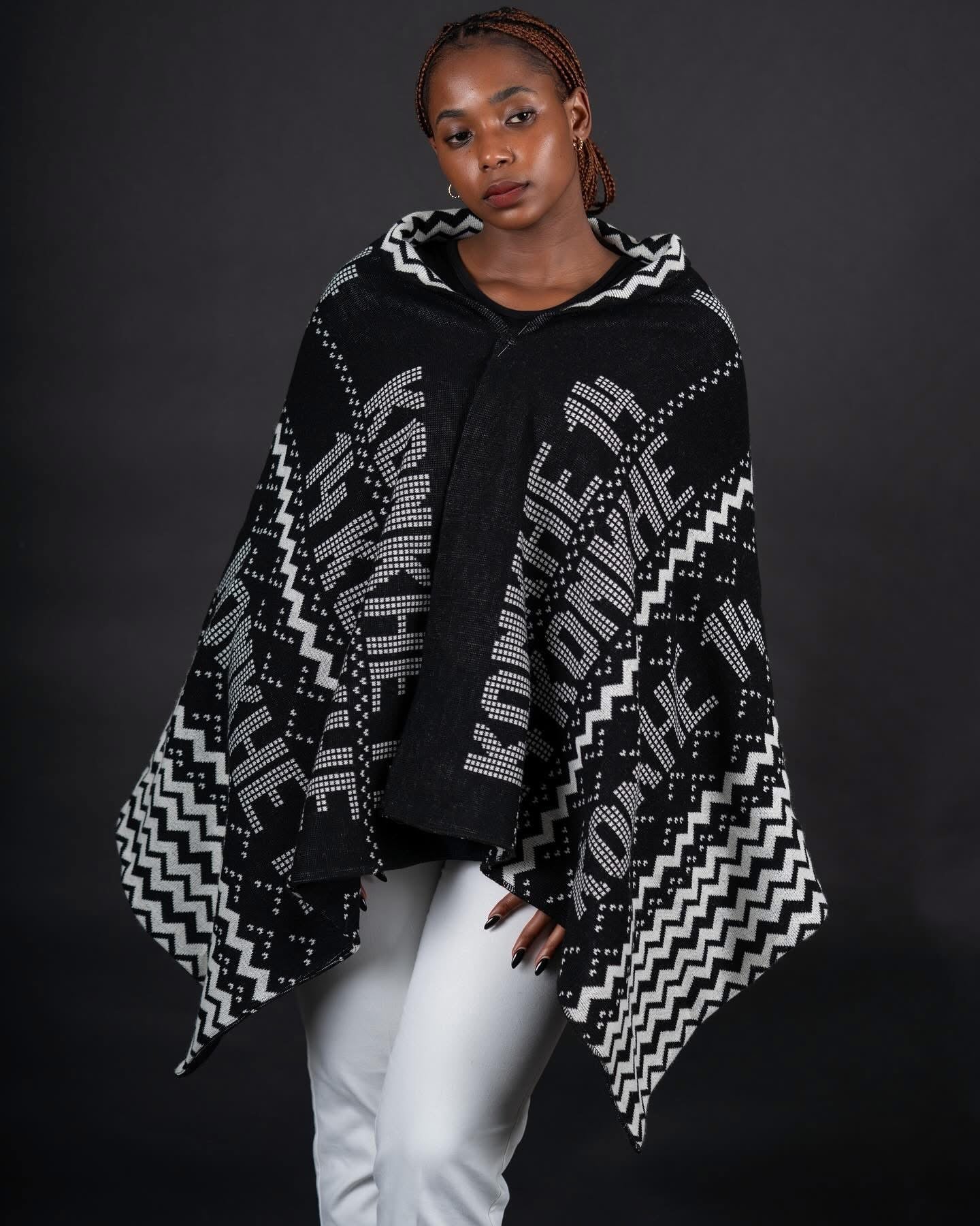 Konkhe kuhamba kahle unisex shawl Black & white