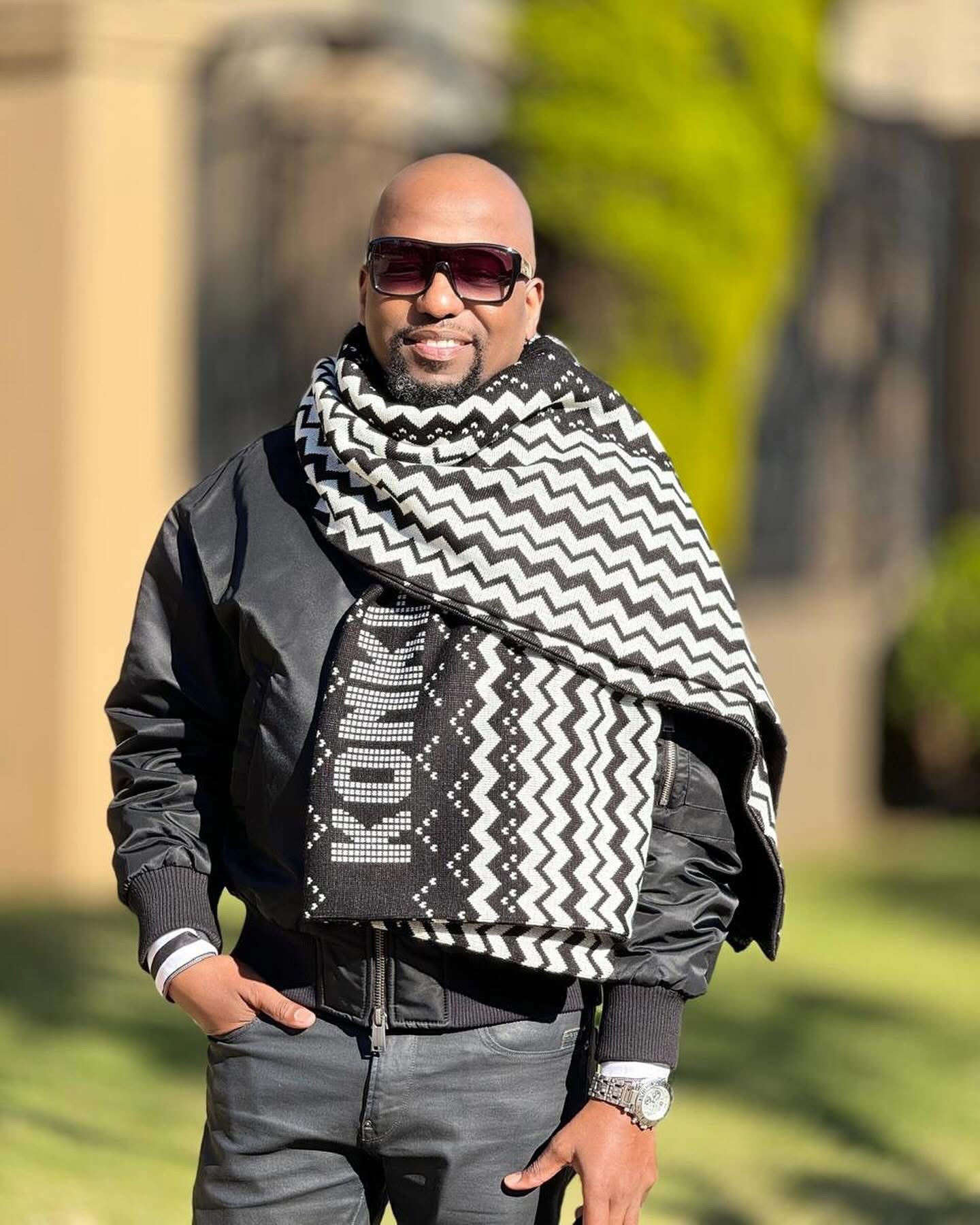 Konkhe kuhamba kahle unisex shawl Black & white