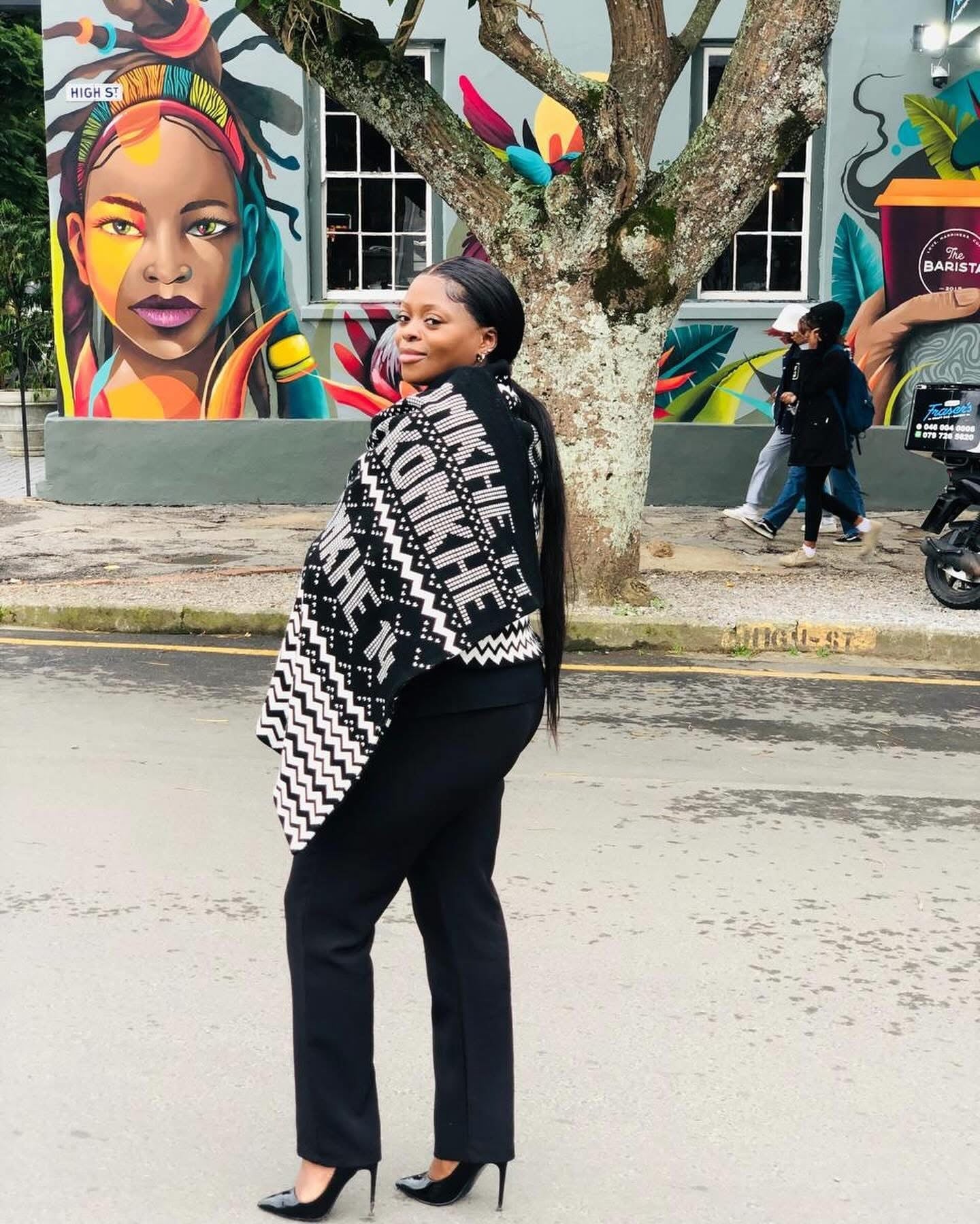 Konkhe kuhamba kahle unisex shawl Black & white