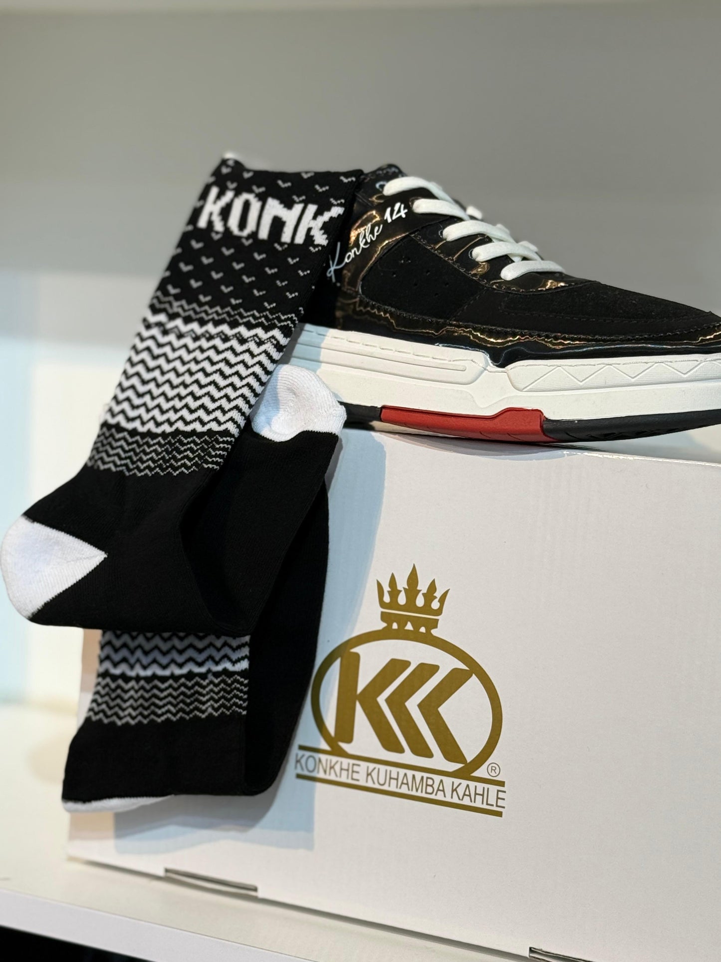 Konkhe 14 unisex socks- Black & White