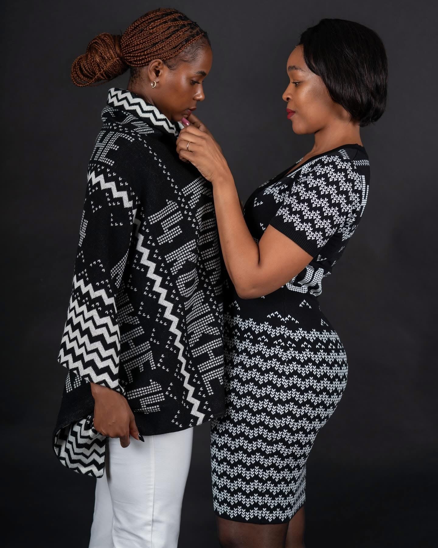Konkhe kuhamba kahle unisex shawl Black & white