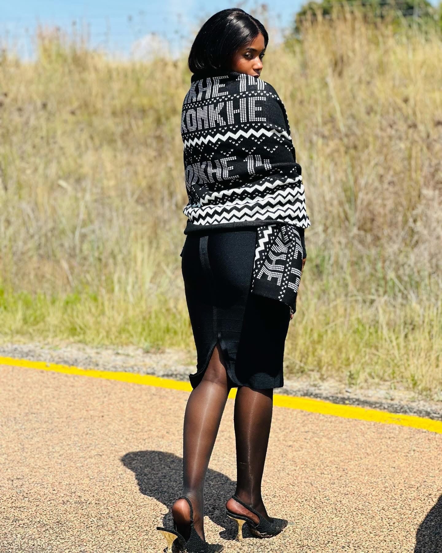 Konkhe kuhamba kahle unisex shawl Black & white