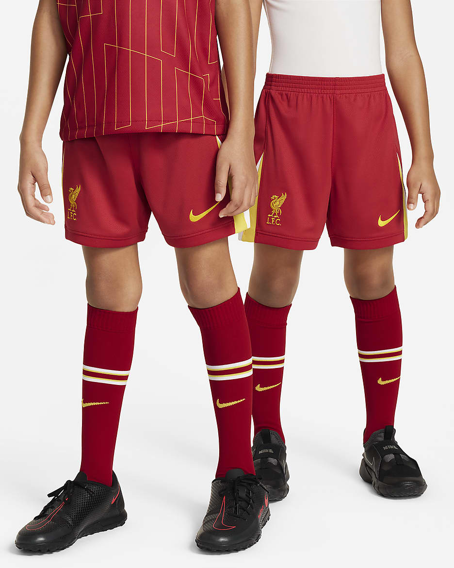Liverpool F.C. 2024/25 Stadium Home
Younger Kids' Nike Football Replica 3-Piece Kit