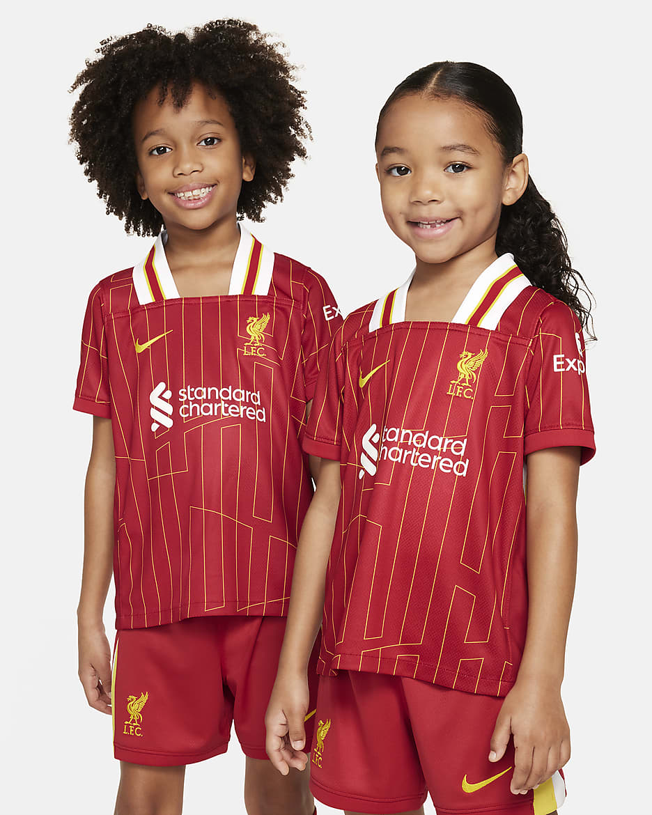 Liverpool F.C. 2024/25 Stadium Home
Younger Kids' Nike Football Replica 3-Piece Kit