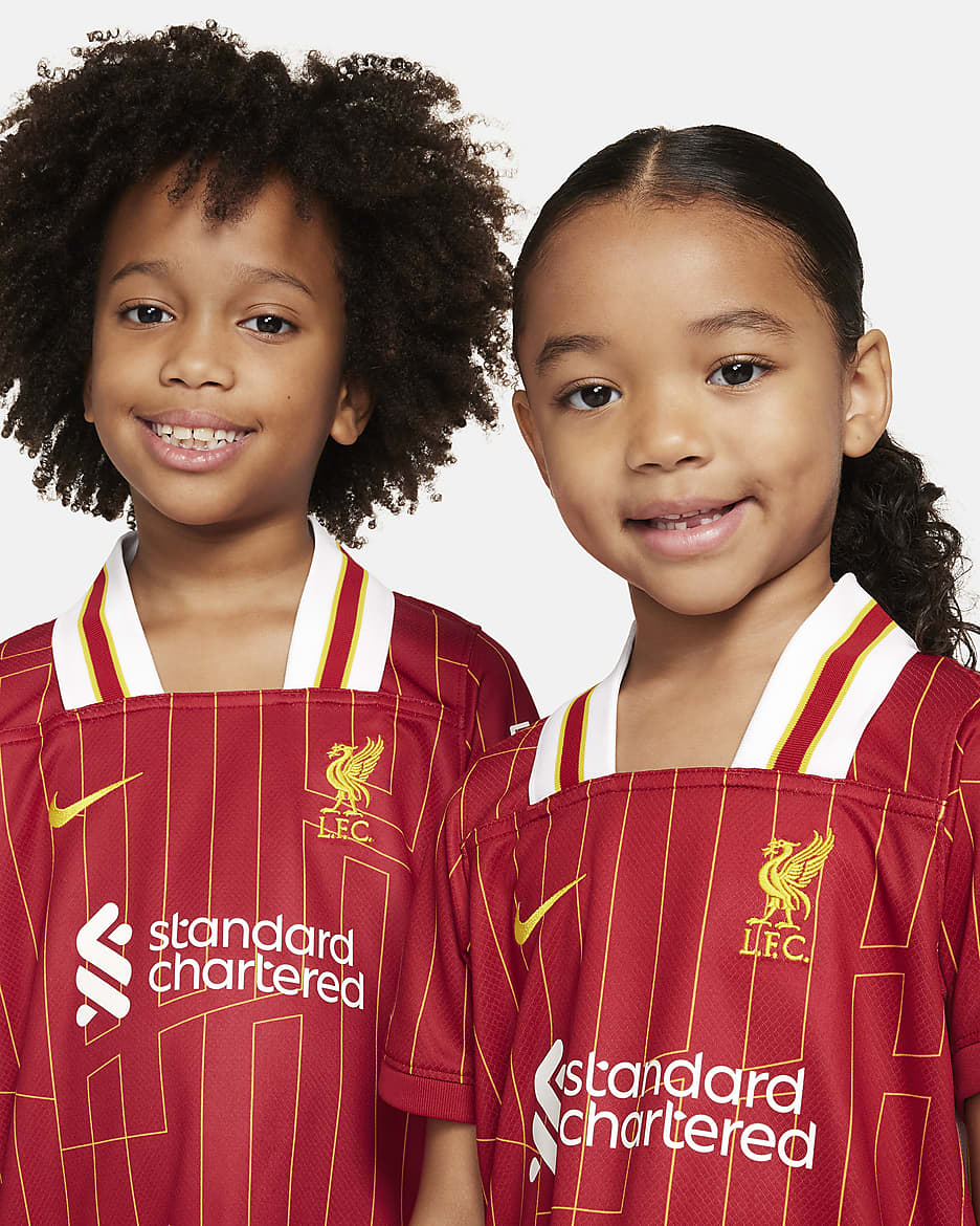 Liverpool F.C. 2024/25 Stadium Home
Younger Kids' Nike Football Replica 3-Piece Kit