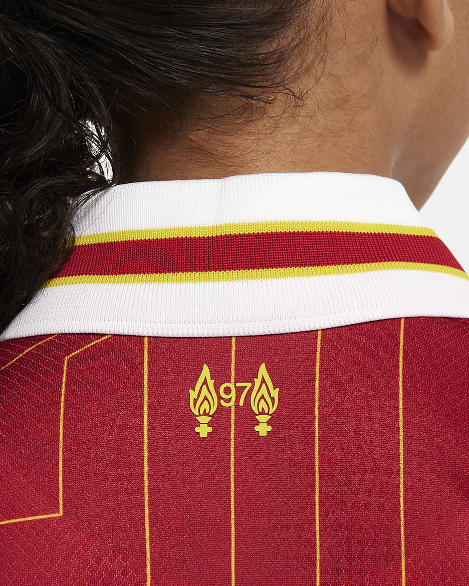 Liverpool F.C. 2024/25 Stadium Home
Younger Kids' Nike Football Replica 3-Piece Kit