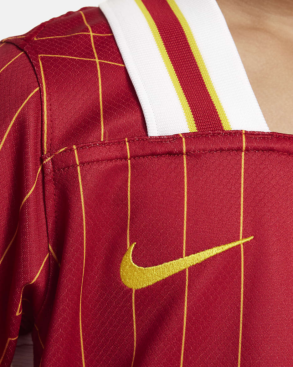 Liverpool F.C. 2024/25 Stadium Home
Younger Kids' Nike Football Replica 3-Piece Kit