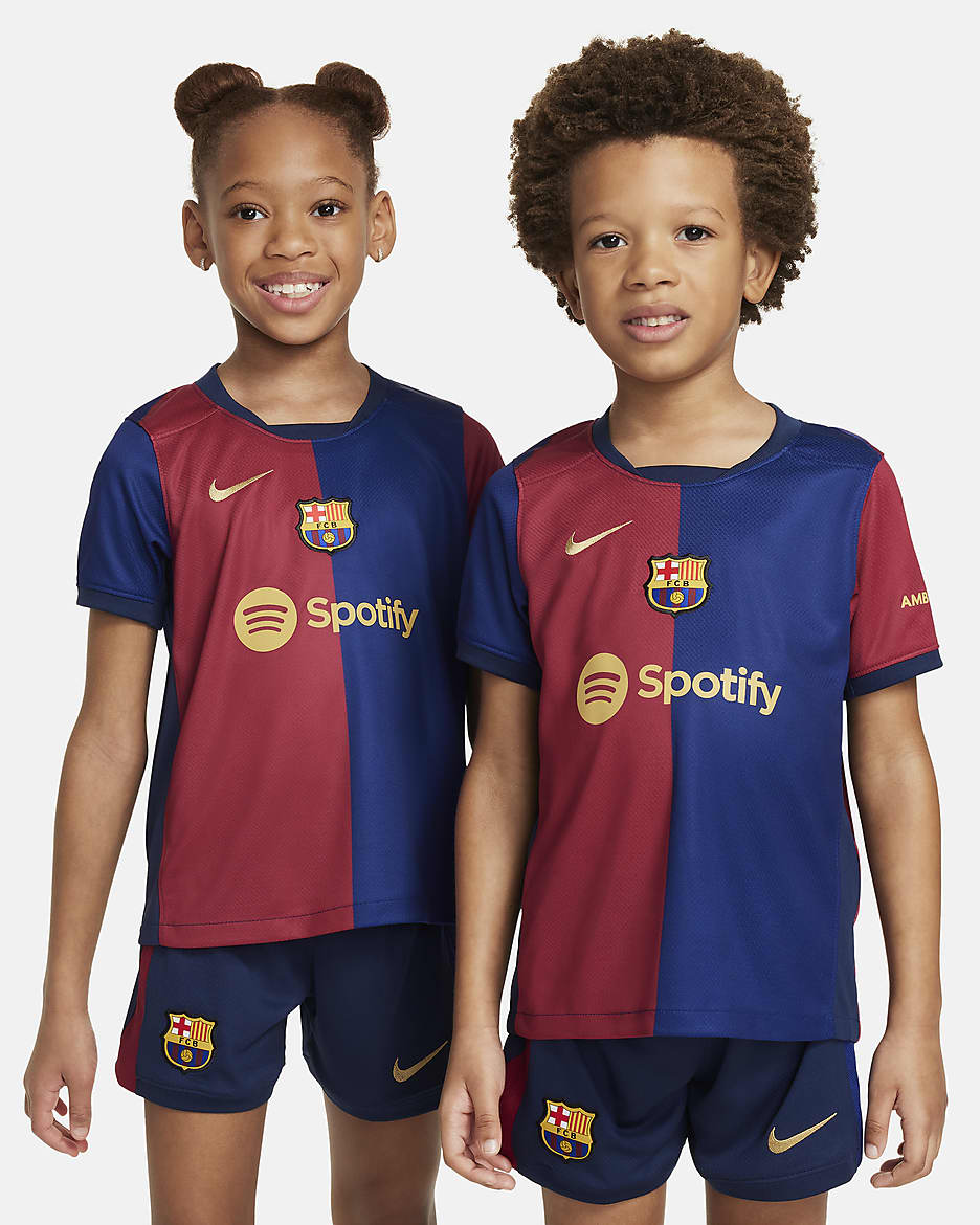 F.C. Barcelona 2024/25 Stadium Home
Younger Kids' Nike Football Replica 3-Piece Kit